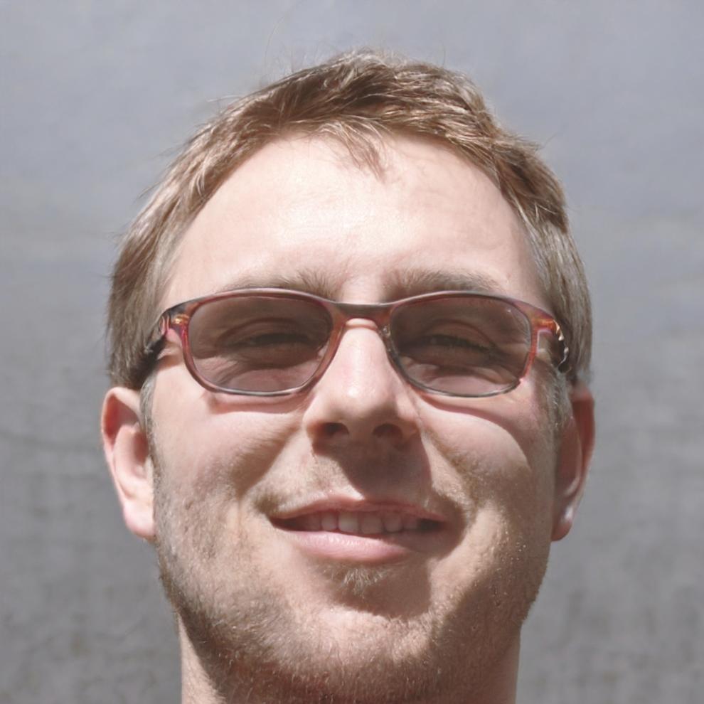 Retrato de Aurelio Mendizábal, instructor de finanzas personales